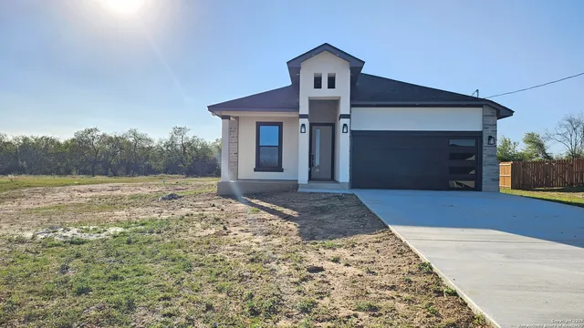 $369,974 | 16123 Vaquero Drive, Atascosa, TX 78002