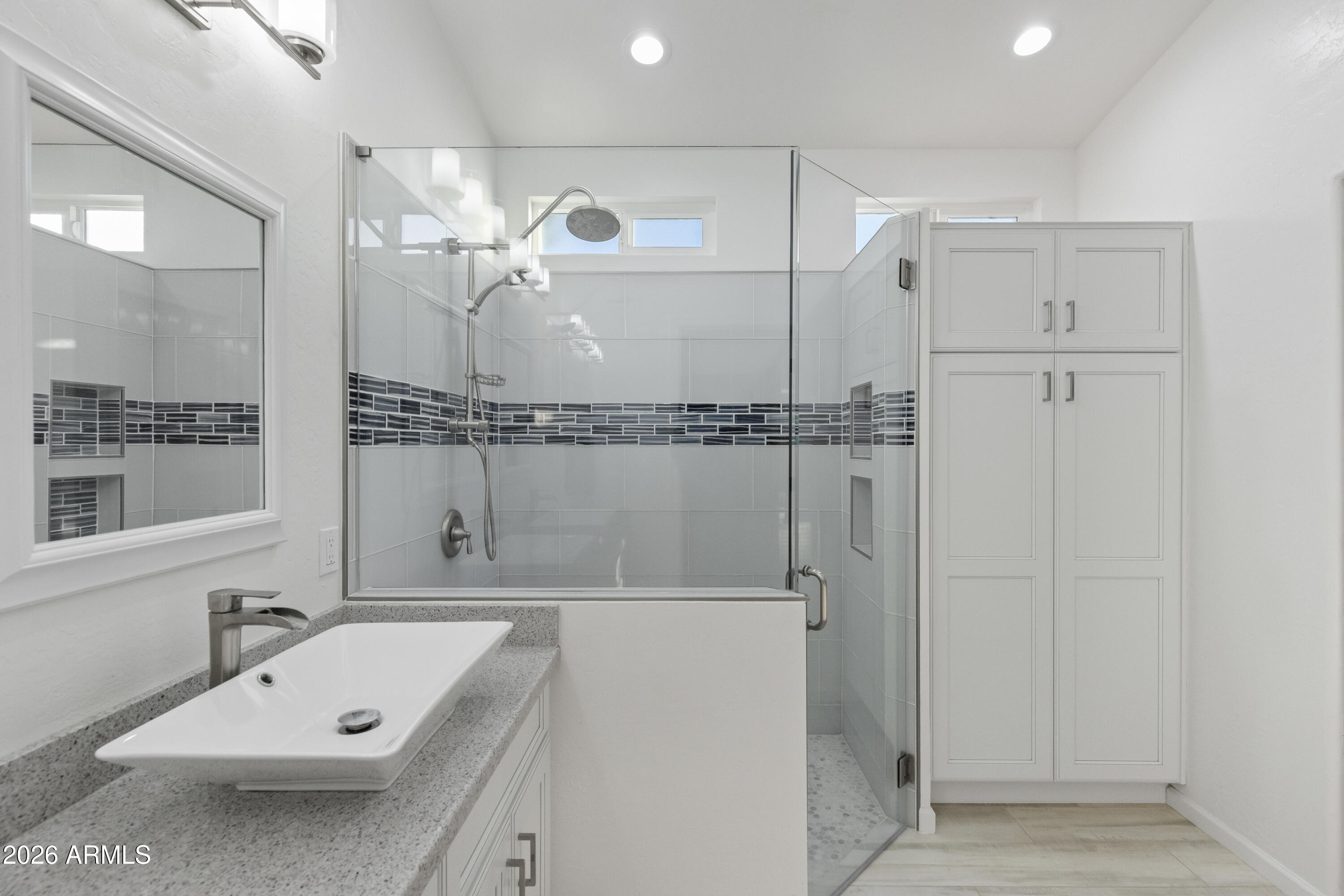 2519 East Rawhide Street Gilbert, AZ 85296 - Photo 9 of 35 a bathroom with a tub a sink and mirror