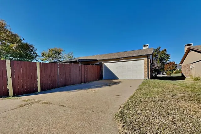 a view of a house with backyard and entertaining space