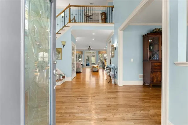a view of livingroom with dining area