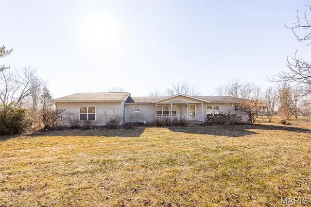 $250,000 | 3040 County Road 900 North, New Baden, IL 62265