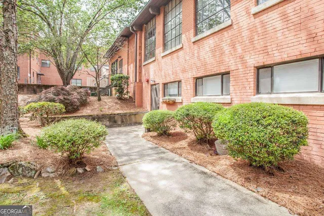 a view of a pathway with a house