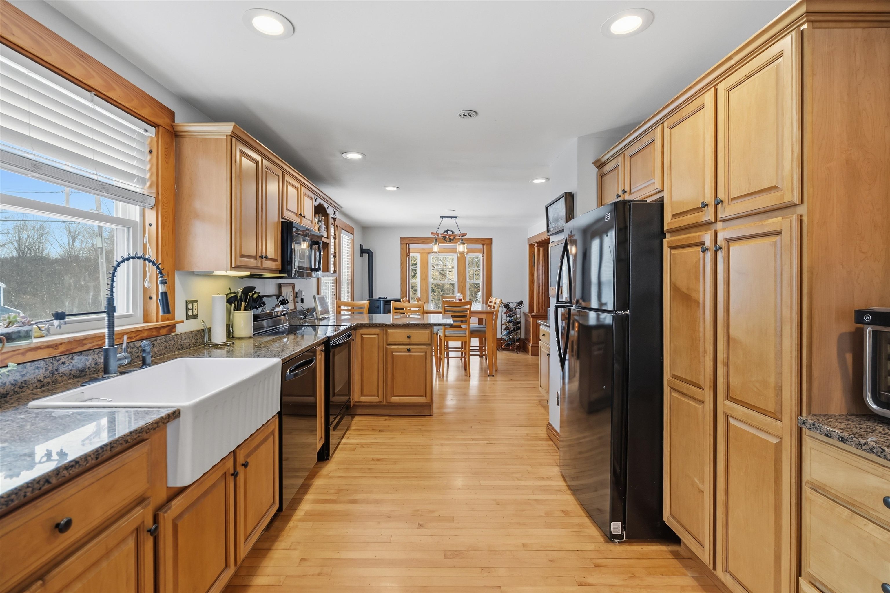 46 Noyes Road Londonderry, NH 03053 - Photo 2 of 36
