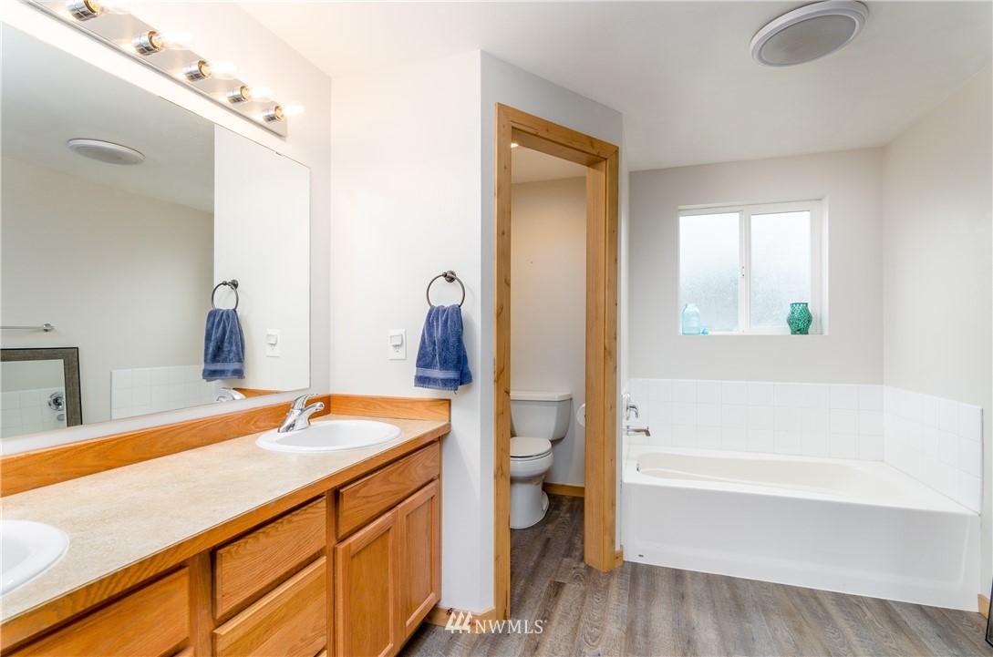 243 Gartner Road Winlock, WA 98596 - Photo 16 of 38 a bathroom with a tub sink and mirror