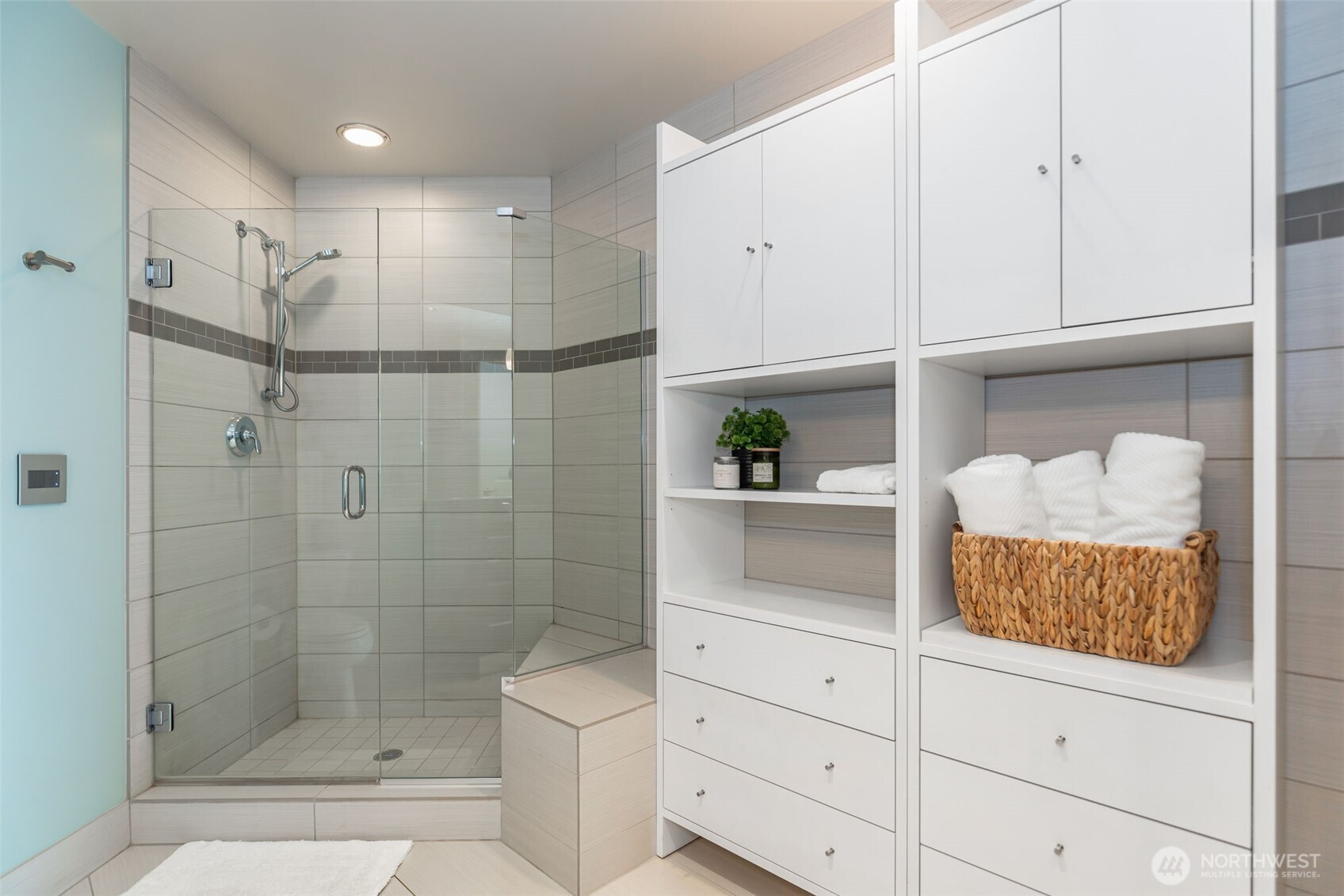 1920 4th Avenue, Unit 1405 Seattle, WA 98101 - Photo 19 of 40 a bathroom with a shower and tub