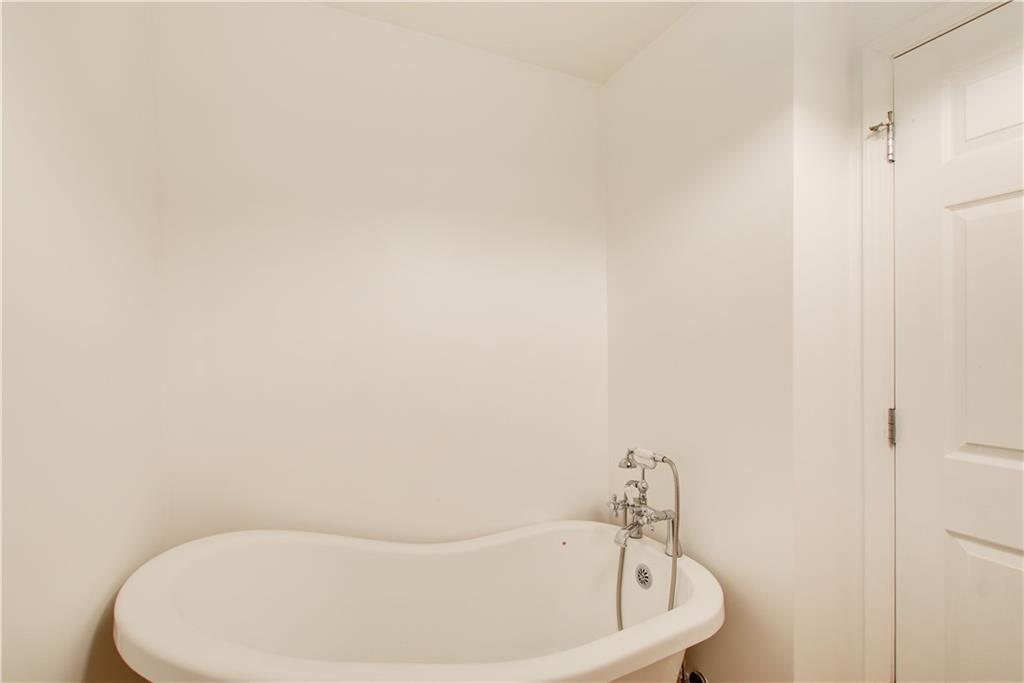 1676 Moores Mill Road Northwest Atlanta, GA 30327 - Photo 8 of 32 a bathroom with a bathtub
