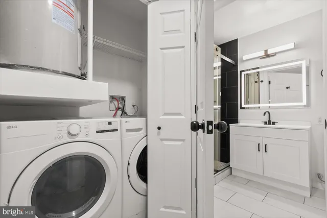 a close up view of a washer and dryer