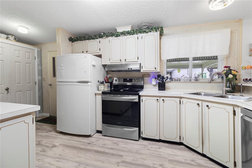 94 Meadow Circle Ellenton, FL 34222 - Photo 16 of 57