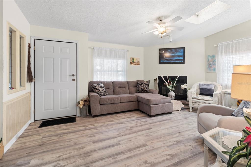 94 Meadow Circle Ellenton, FL 34222 - Photo 9 of 57