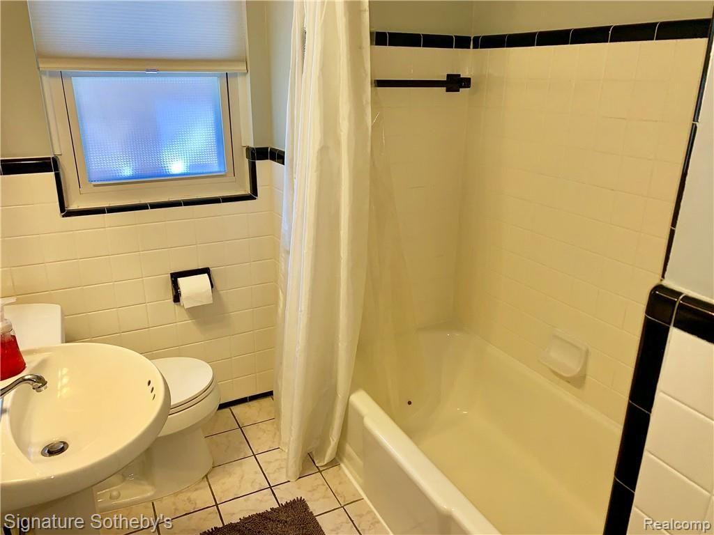 983 Oxford Road Berkley, MI 48072 - Photo 12 of 21