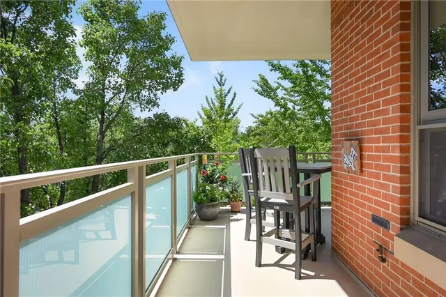 $719,000 | 4950 Central Street, Unit 207, Kansas City, MO 64112