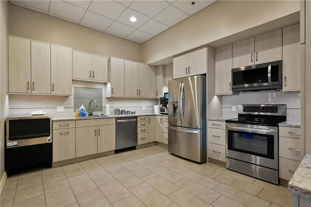 $669,000 | 4950 Central Street, Unit 207, Kansas City, MO 64112