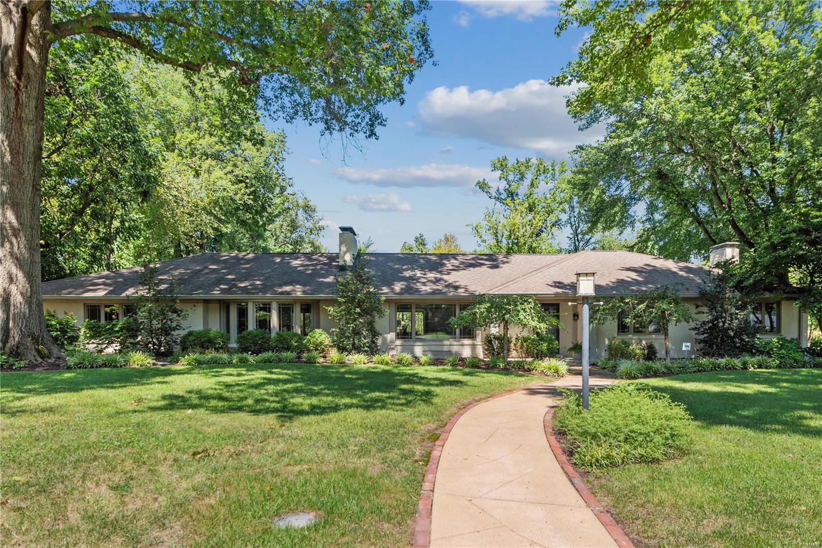 49 Woodcrest Drive St. Louis, MO 63124 - Photo 1 of 27