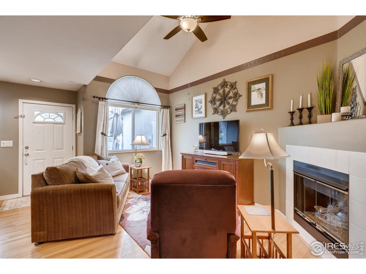 513 Ridgeview Drive Louisville, CO 80027 - Photo 5 of 25 Living Room w/ vaulted ceilings