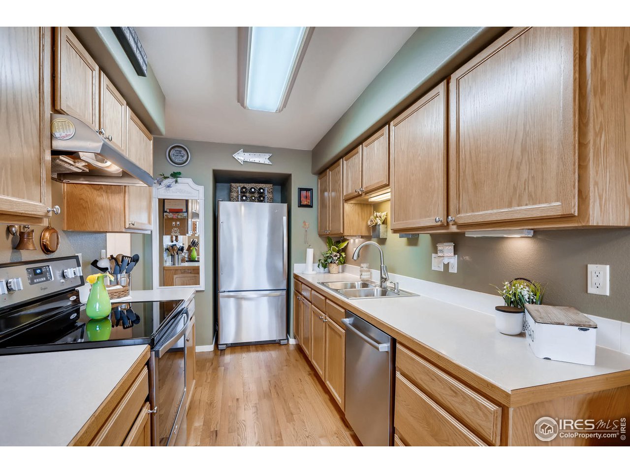 513 Ridgeview Drive Louisville, CO 80027 - Photo 10 of 25 Kitchen w/ wood floor