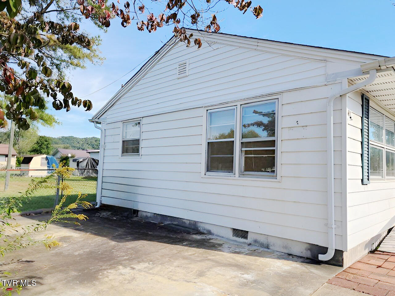 210 Hemlock Road Bristol, TN 37620 - Photo 5 of 11 hemlock left side photo touched up