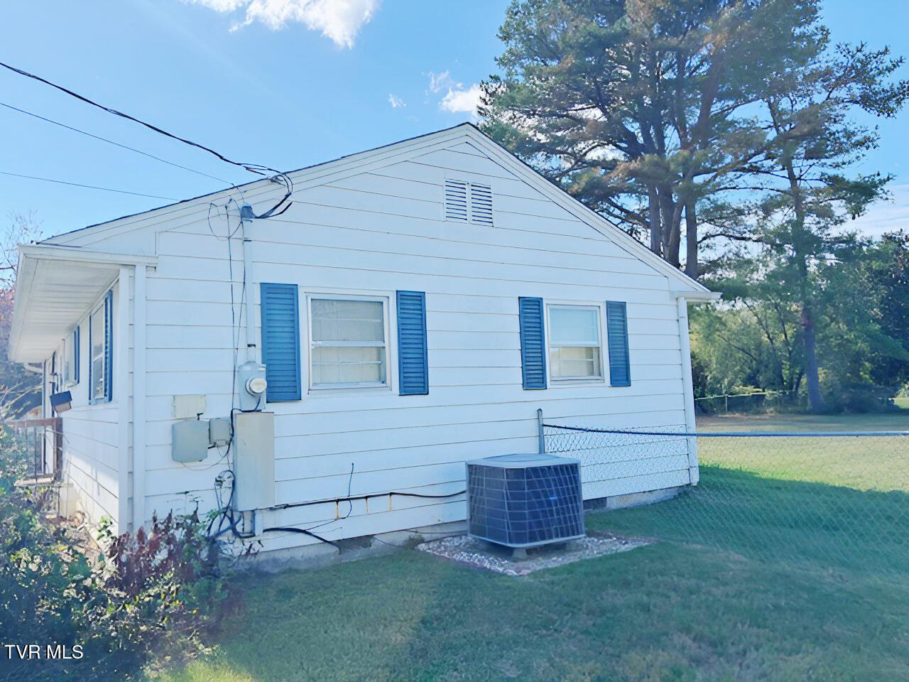 210 Hemlock Road Bristol, TN 37620 - Photo 6 of 11 hemlock right side touched up