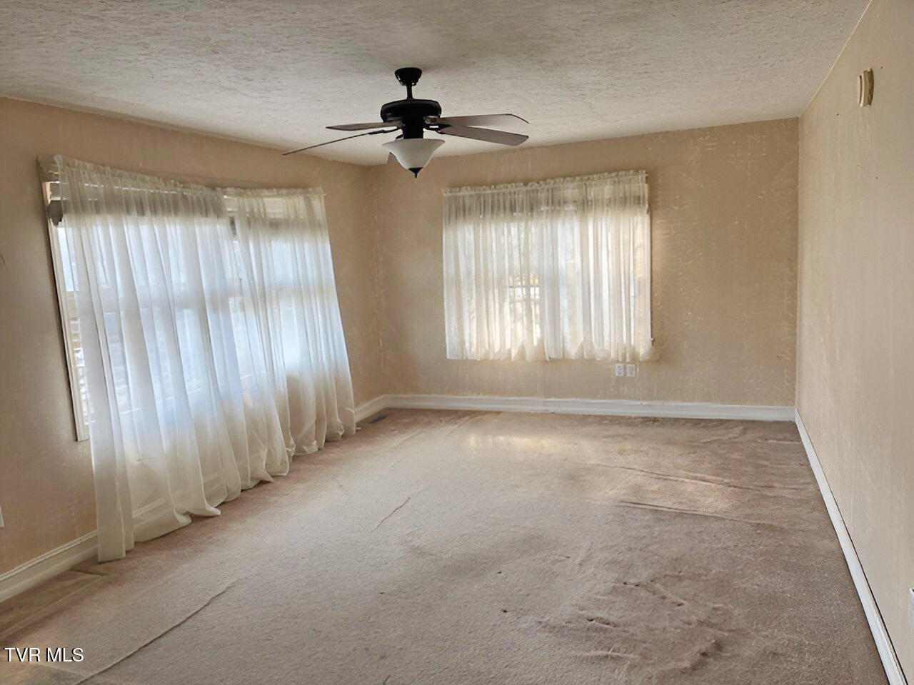 210 Hemlock Road Bristol, TN 37620 - Photo 7 of 11 hemlock living room touch up photo