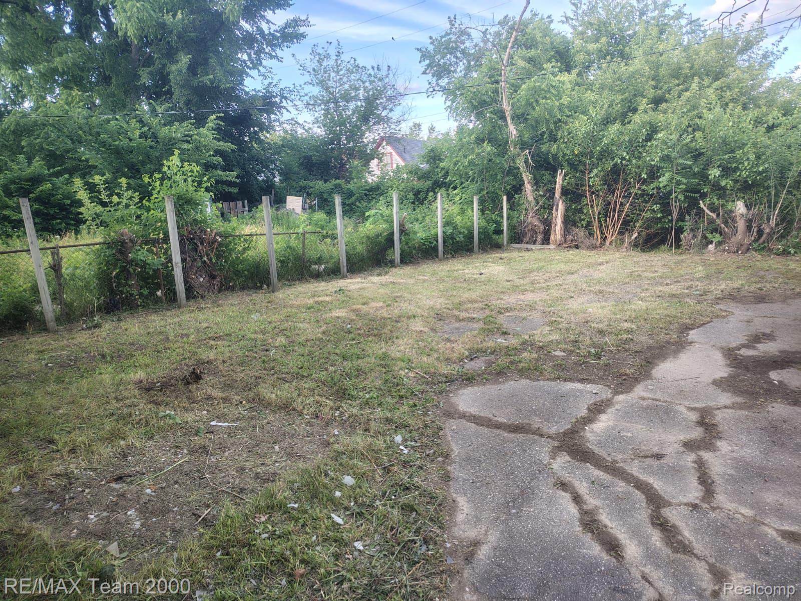 8860 Appoline Street Detroit, MI 48228 - Photo 5 of 45 Yard