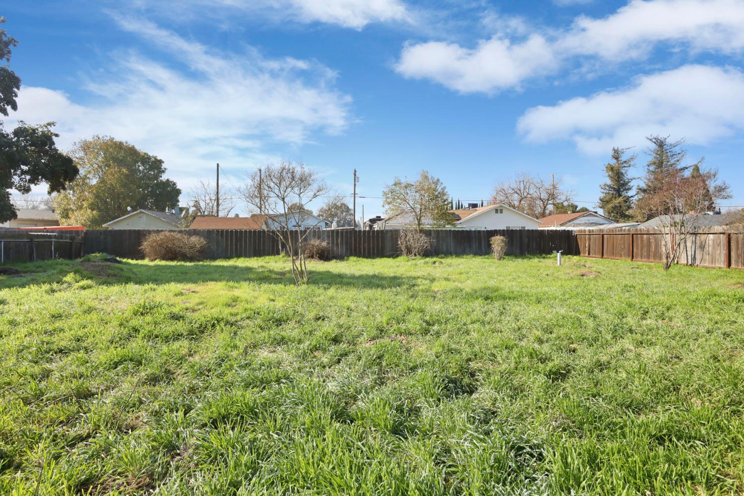 401 Church Street Modesto, CA 95357 - Photo 24 of 28 a view of a garden with a house in the background