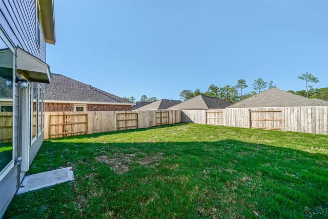 a view of a back yard