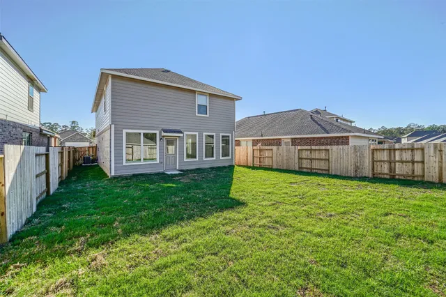 a view of a house with backyard and garden