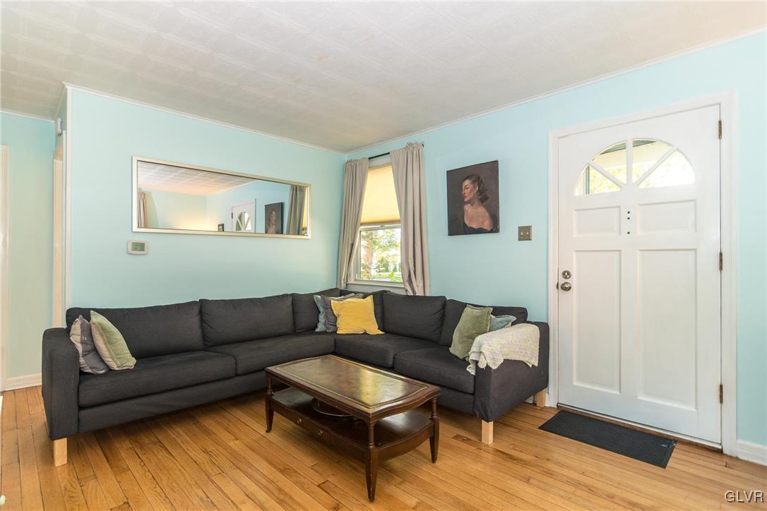 838 Magnolia Road Hellertown, PA 18055 - Photo 3 of 29 Gallery Image 3