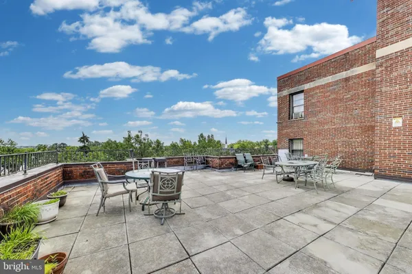 a view of roof with sitting area