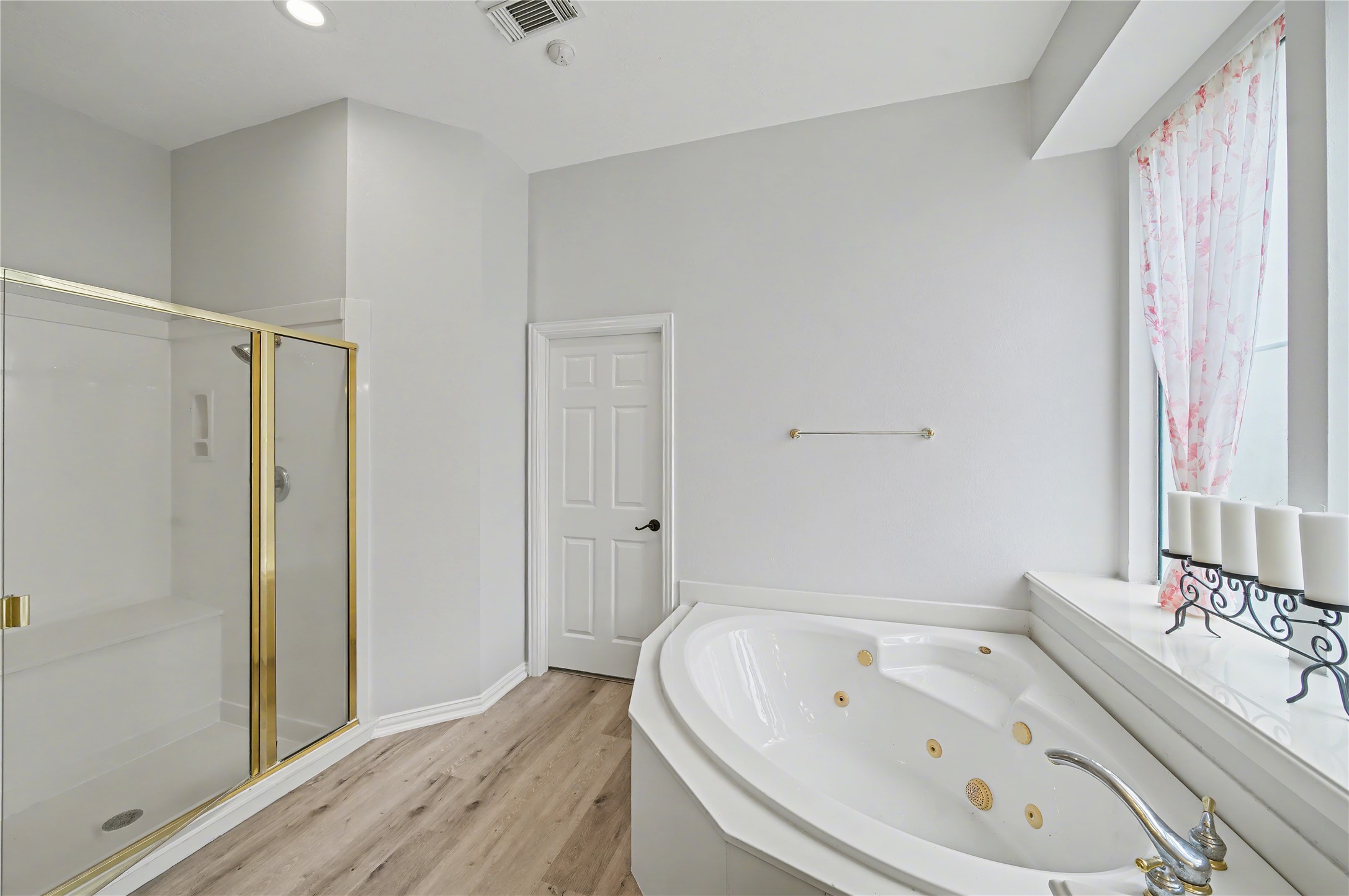 5403 Emerald Pointe Lane Sugar Land, TX 77479 - Photo 18 of 50 a bathroom with a bathtub and a sink