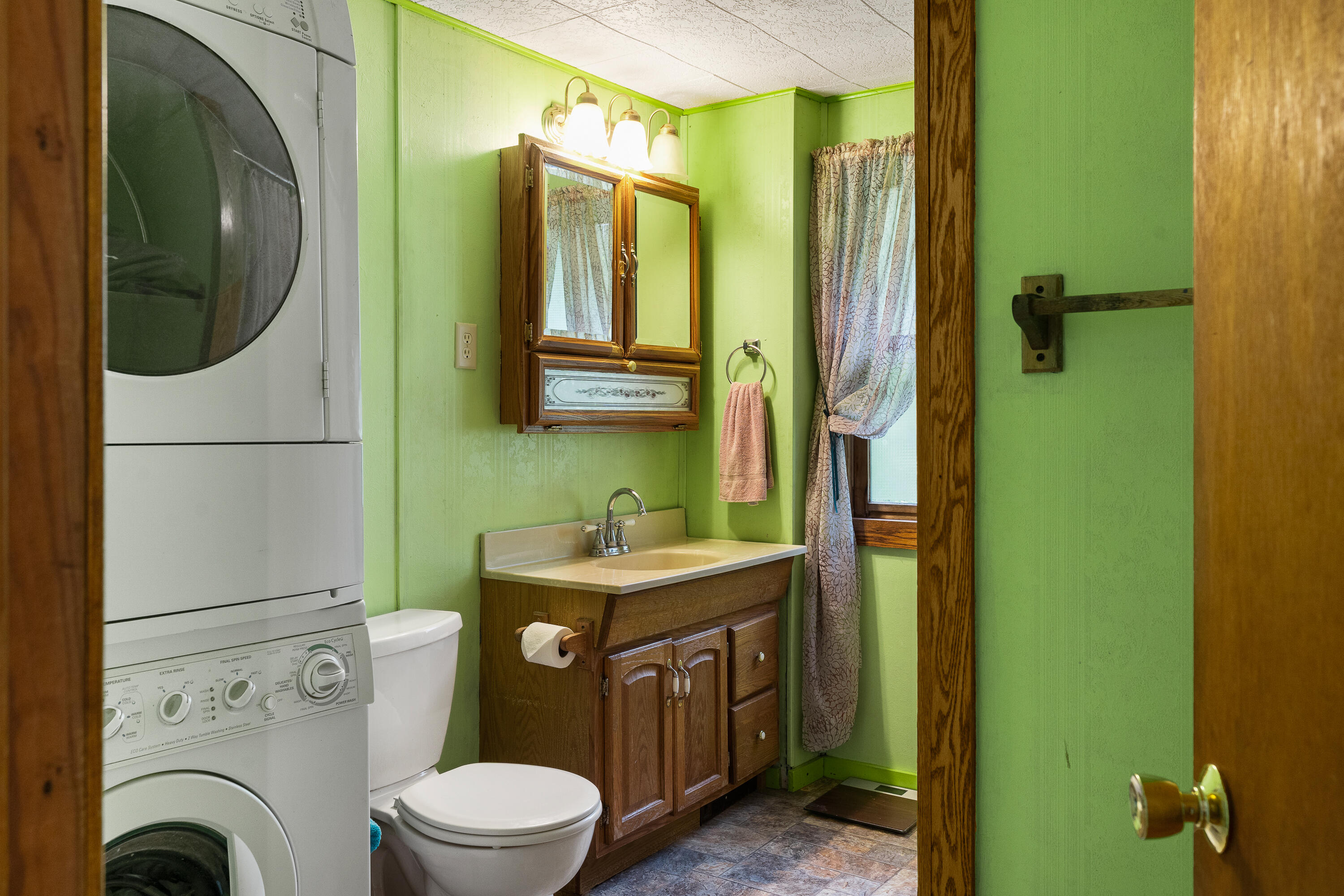 89 Dorr Road Wiscasset, ME 04578 - Photo 15 of 44 Full bath on first floor