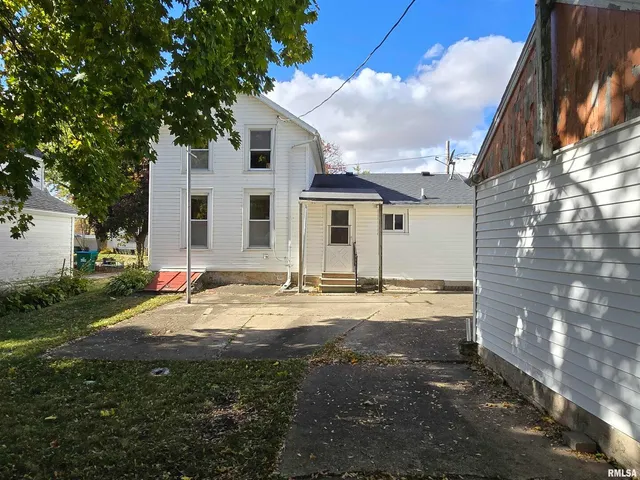 a view of a yard in front of house