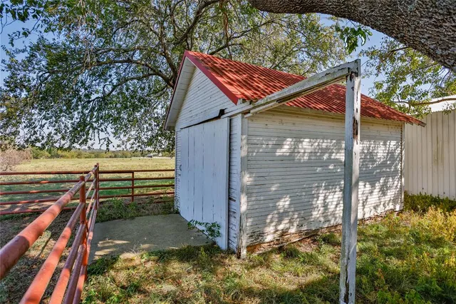 $650,000 | 476 County Road 260, Gainesville, TX 76240