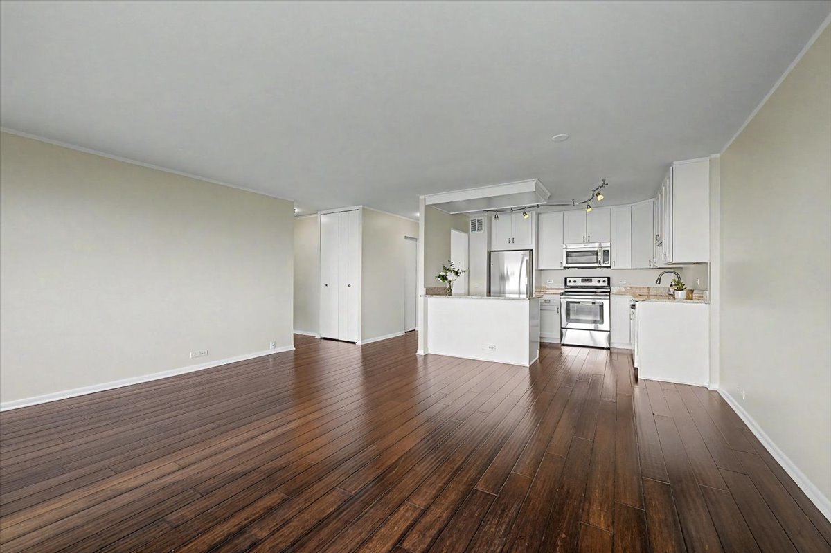 5445 North Sheridan Road, Unit 2506 Chicago, IL 60640 - Photo 5 of 14 Gallery Image 5