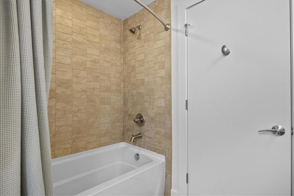 5811 Rippey Street, Unit B Pittsburgh, PA 15206 - Photo 22 of 25 a bathroom with a bathtub