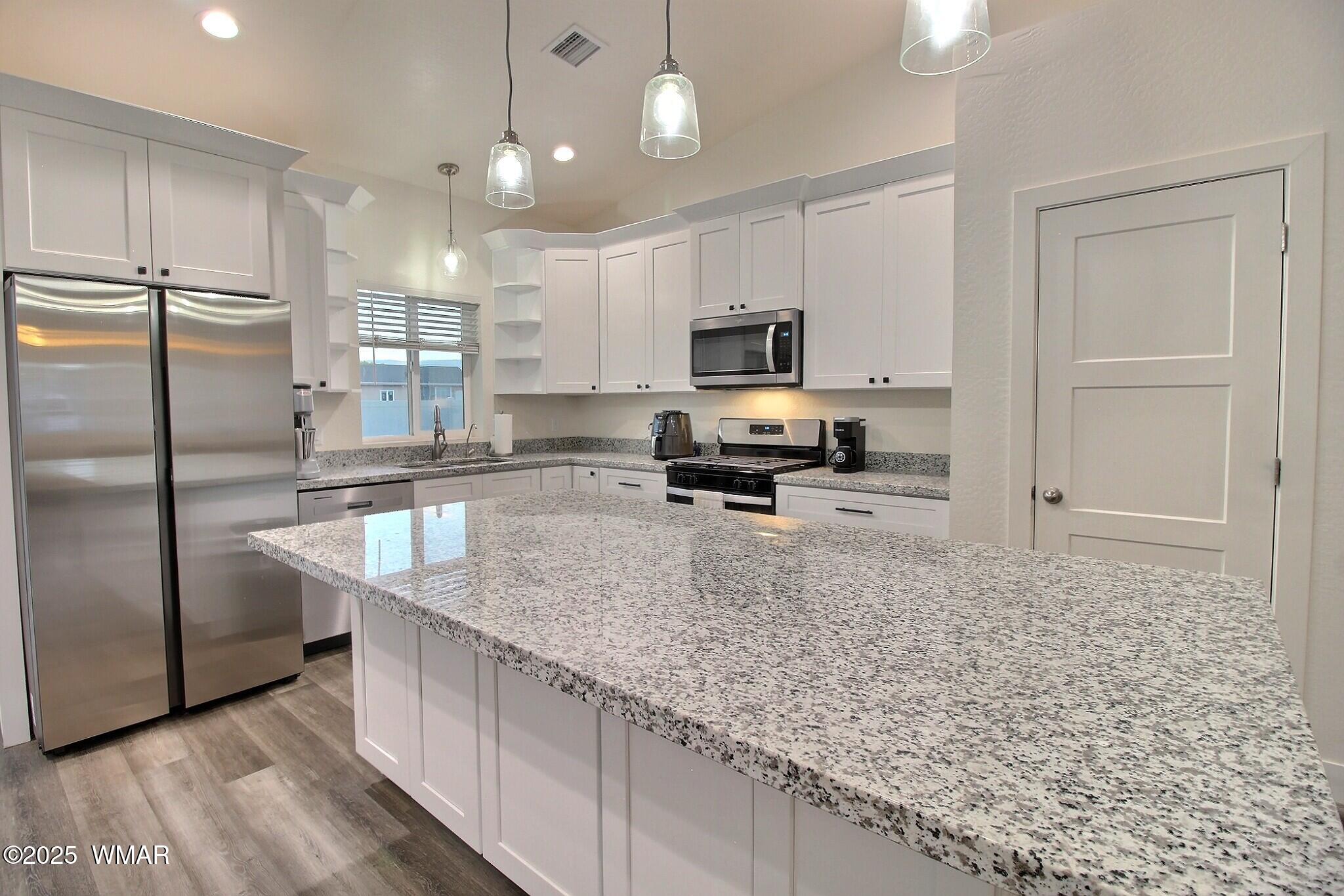 1033 East Adams Street Snowflake, AZ 85937 - Photo 3 of 15 Kitchen with large island