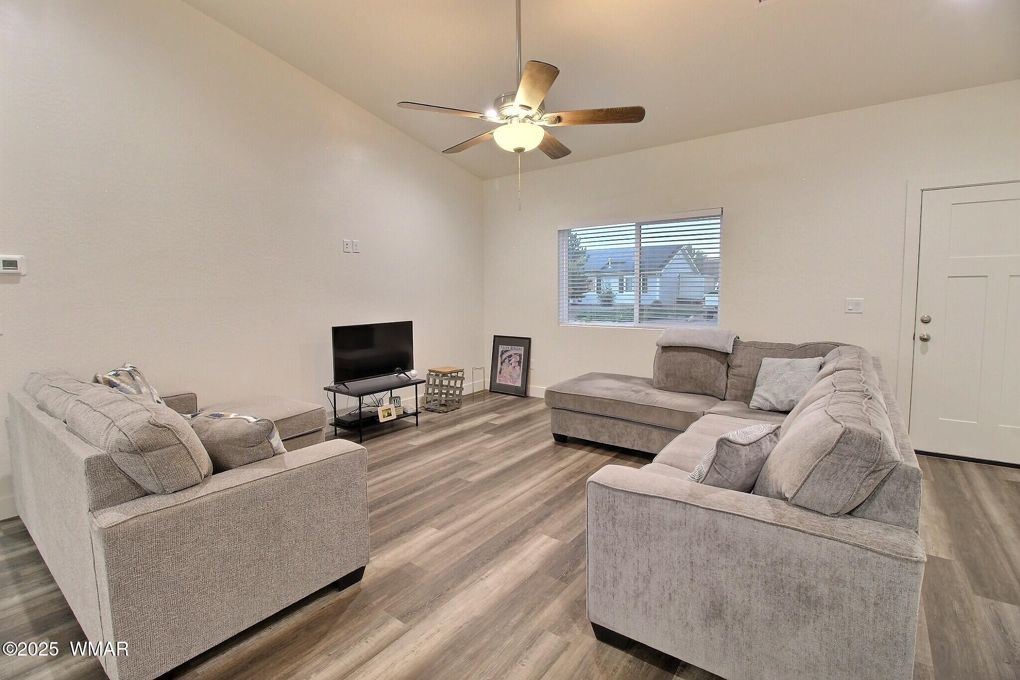 1033 East Adams Street Snowflake, AZ 85937 - Photo 7 of 15 Living Room