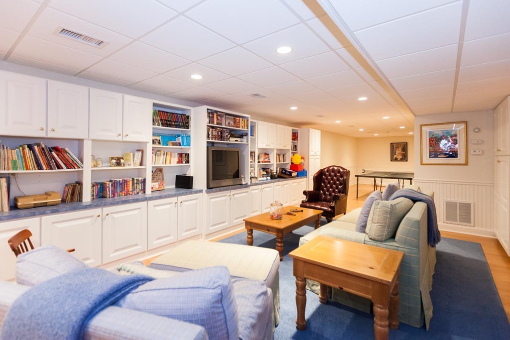 19 North Glen Drive Mashpee, MA 02649 - Photo 28 of 30 a living room with furniture and a book shelf