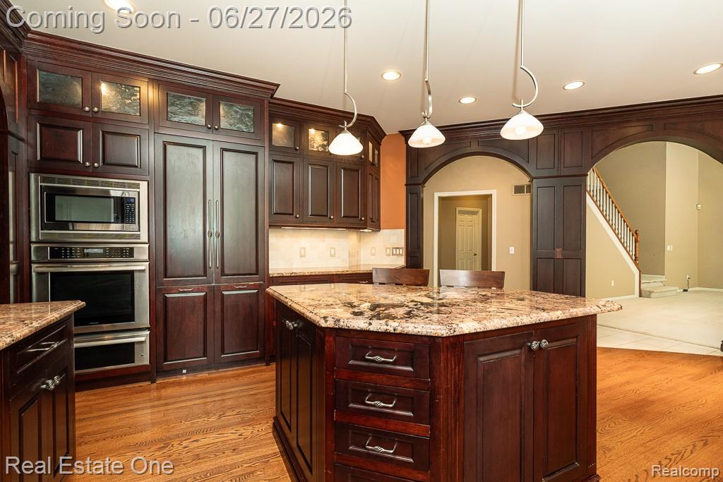 3347 St George Court Rochester, MI 48306 - Photo 11 of 51 Kitchen view to Great Room