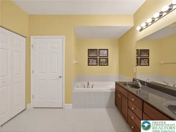 $525,000 | 2304 Hollow View Drive, Easton, PA 18040