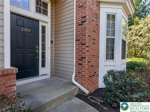 $525,000 | 2304 Hollow View Drive, Easton, PA 18040