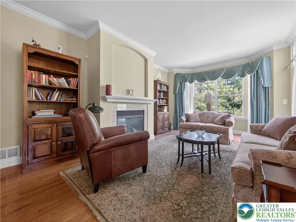 $525,000 | 2304 Hollow View Drive, Easton, PA 18040