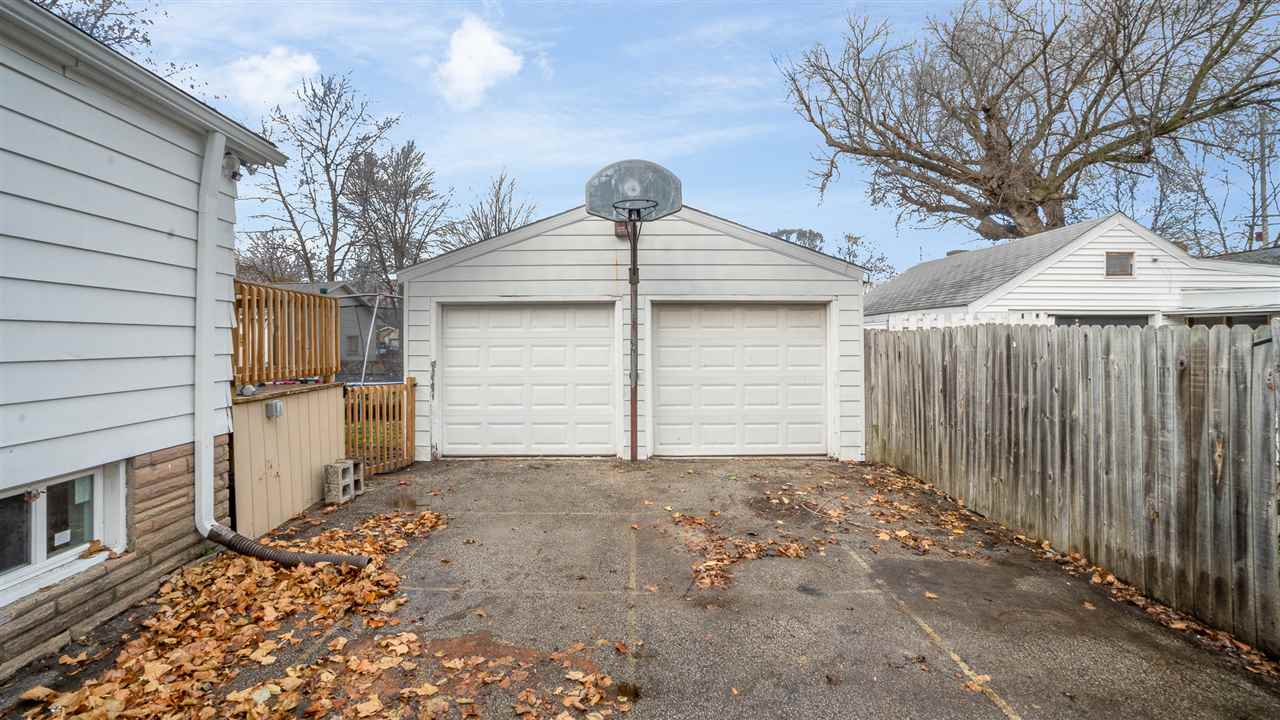 1107 East Smith Road Bay City, MI 48706 - Photo 3 of 25