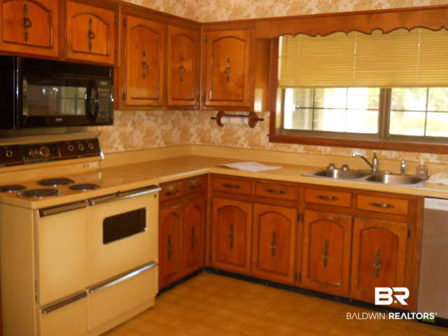 200 Earl Street Brewton, AL 36426 - Photo 6 of 15 Kitchen