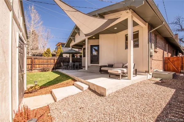 a view of a house with backyard