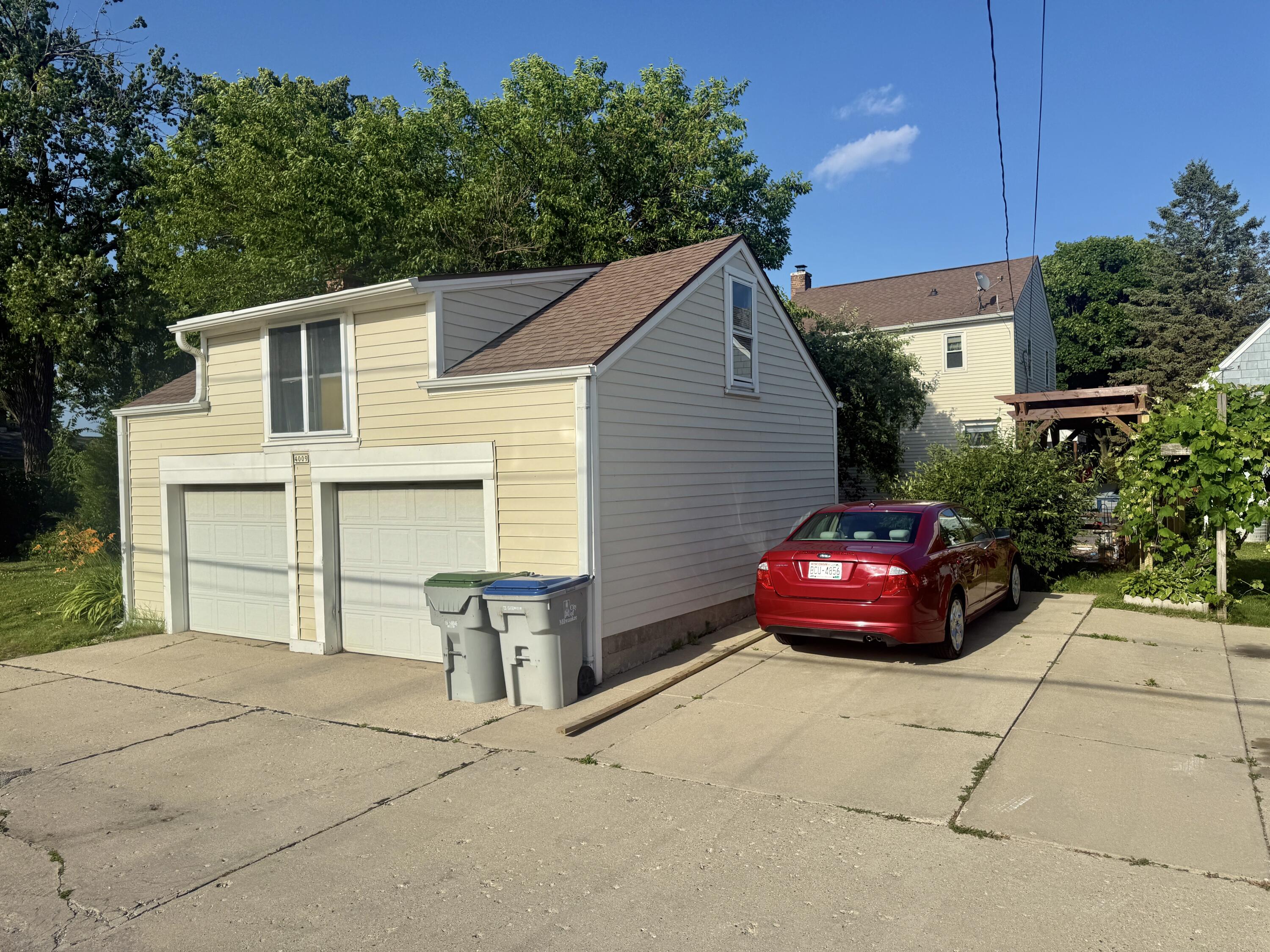 4009 South 5th Street Milwaukee, WI 53207 - Photo 23 of 23 Garage