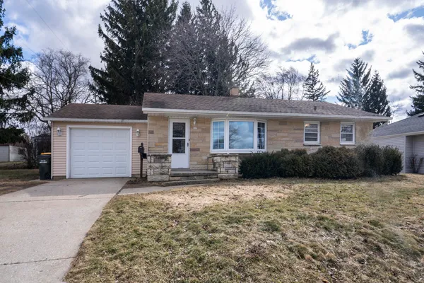 $289,900 | 917 Jefferson Street, West Bend, WI 53090