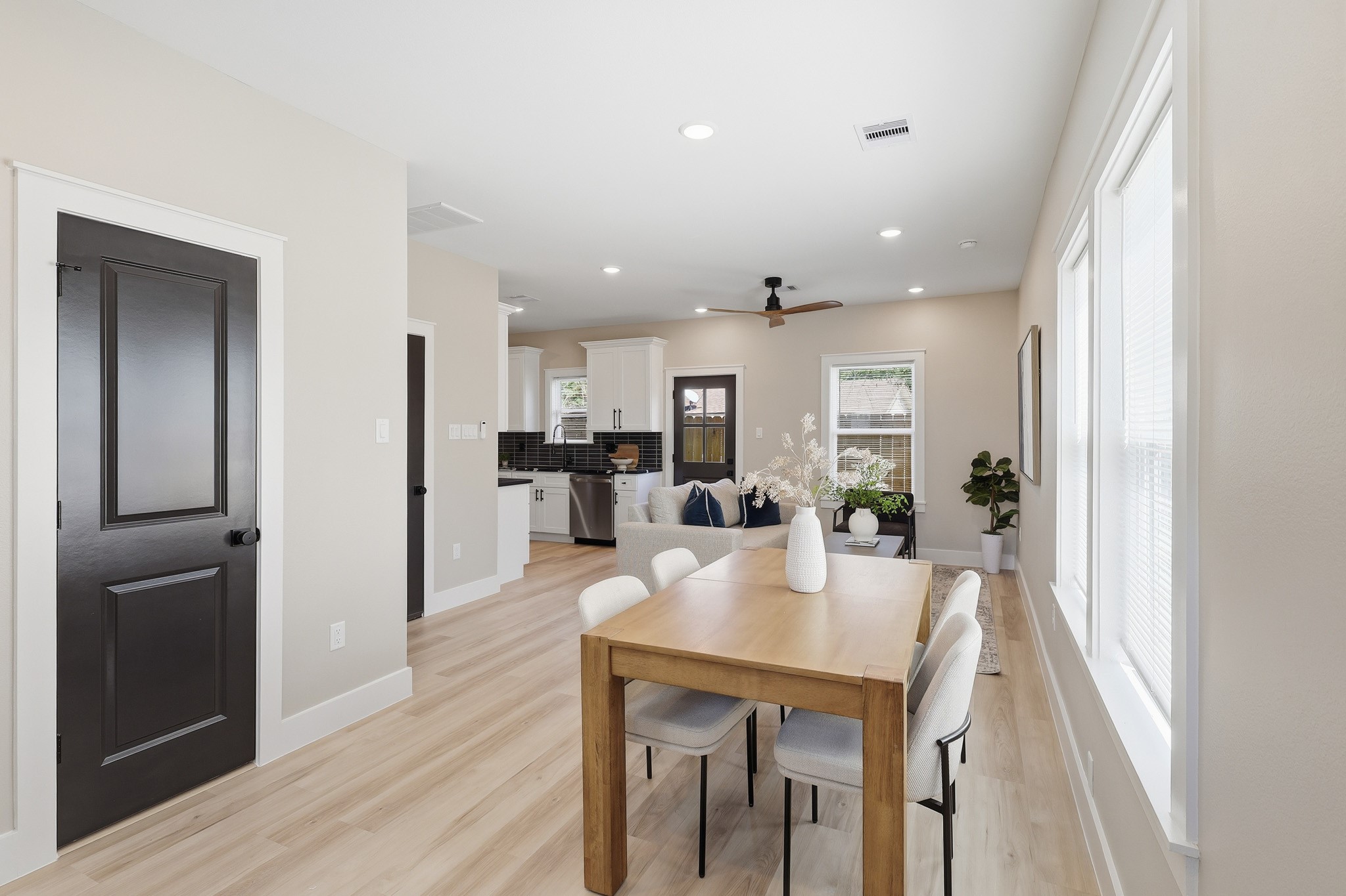 4723 Mallow Street Houston, TX 77033 - Photo 4 of 29