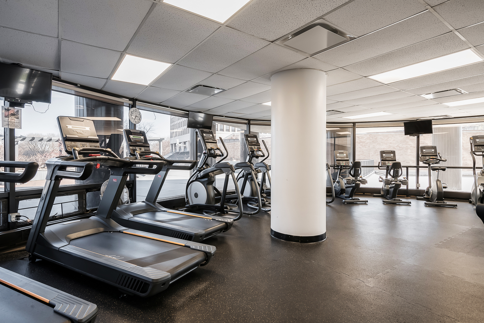 5415 North Sheridan Road, Unit 2412 Chicago, IL 60640 - Photo 18 of 27 Gallery Image 18