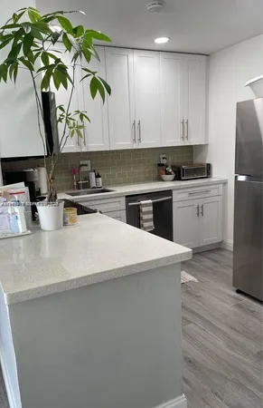 $2,000 | 5221 Geneva Court, Unit 305, Doral, FL 33166