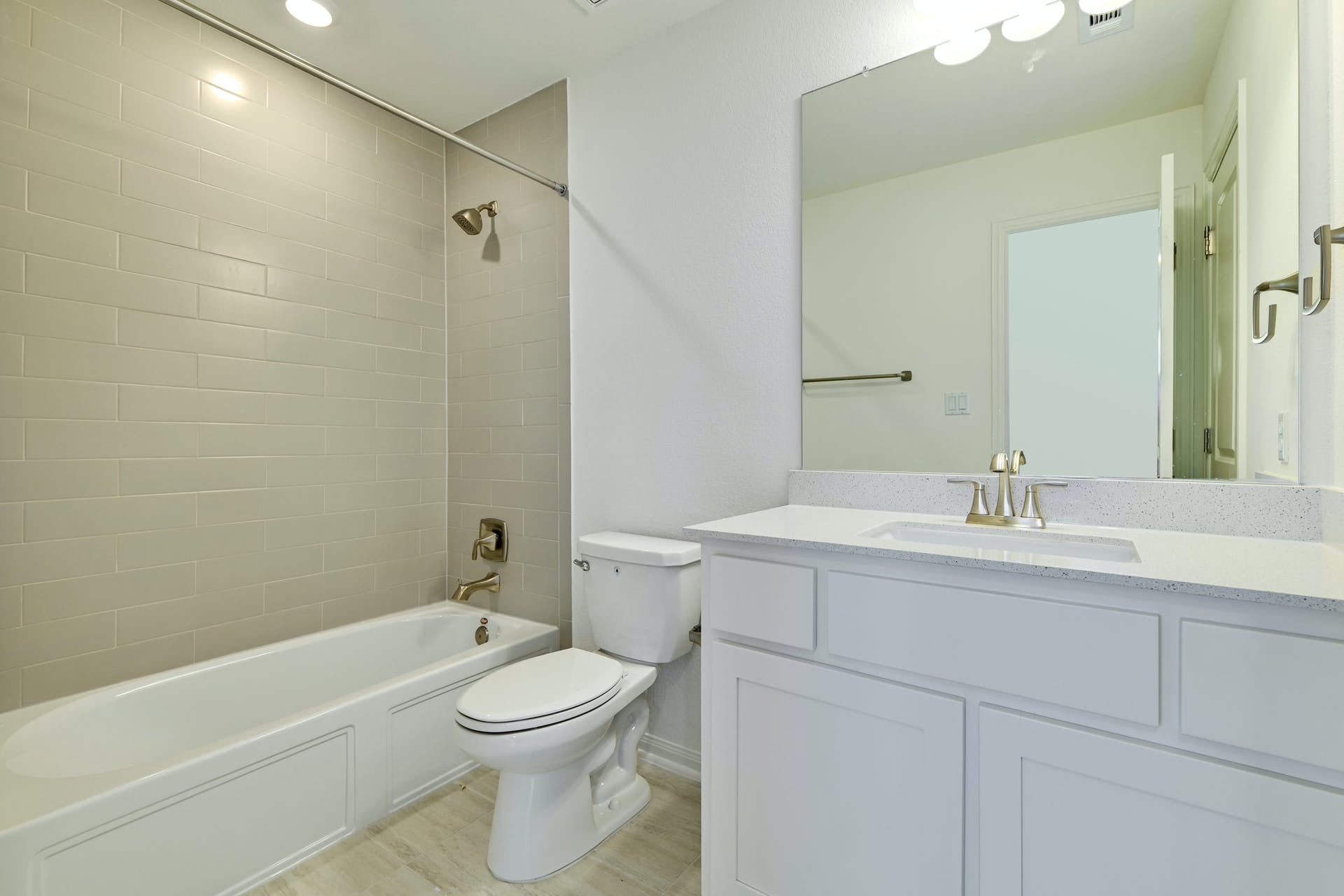 19005 Fernando Trail Austin, TX 78738 - Photo 25 of 35 Full bath upstairs with vanity and tub / shower combination